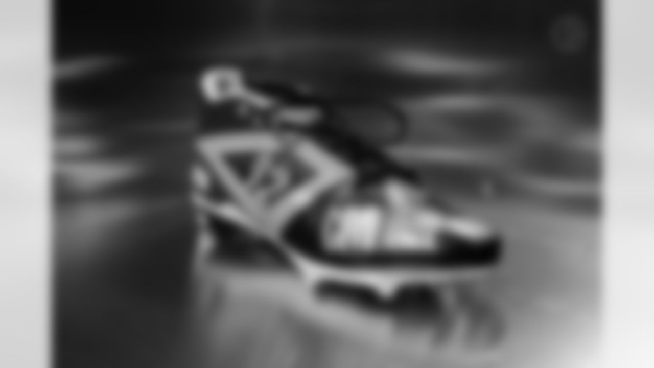 Pittsburgh Steelers defensive tackle Isaiahh Loudermilk (92) will showcase his custom cleats supporting Cafe Momentum during Week 13. (Alysa Rubin / Pittsburgh Steelers)