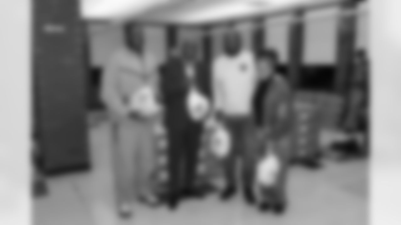 Pittsburgh Steelers head coach Mike Tomlin distributes food to those in need during the holidays Thursday, Dec. 18, 2025 in Pittsburgh, PA. (Karl Roser / Pittsburgh Steelers)