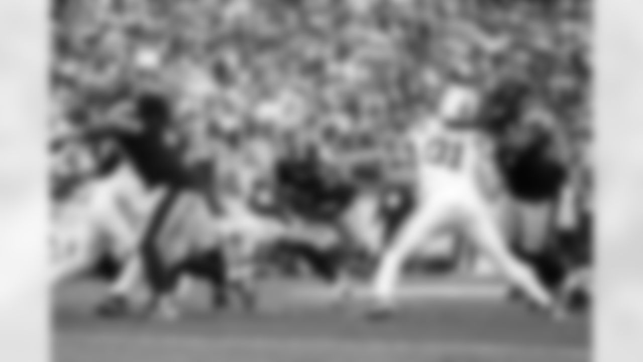 Pittsburgh Steelers running back Kenneth Gainwell (14) Pittsburgh Steelers offensive tackle Broderick Jones (77) Pittsburgh Steelers offensive lineman Isaac Seumalo (73) during a regular season game between the Pittsburgh Steelers and the Indianapolis Colts, Sunday, Nov. 2, 2025 in Pittsburgh, PA. (Jared Wickerham / Pittsburgh Steelers)