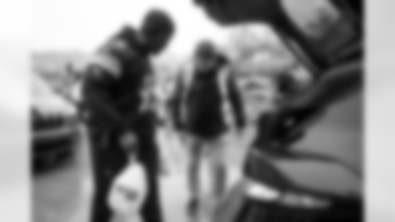 Pittsburgh Steelers distribute Thanksgiving food with the Pittsburgh Pirates and Pittsburgh Penguins on Tuesday, Nov. 25, 2025 in Pittsburgh, PA. (Karl Roser / Pittsburgh Steelers)