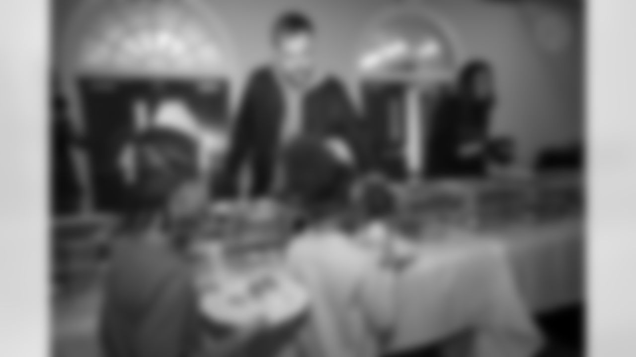 Pittsburgh Steelers tight end Pat Freiermuth (88) held a Thanksgiving dinner for local youth at Hosanna House on Tuesday, Nov. 25, 2025 in Pittsburgh, PA. (Taylor Ollason / Pittsburgh Steelers)