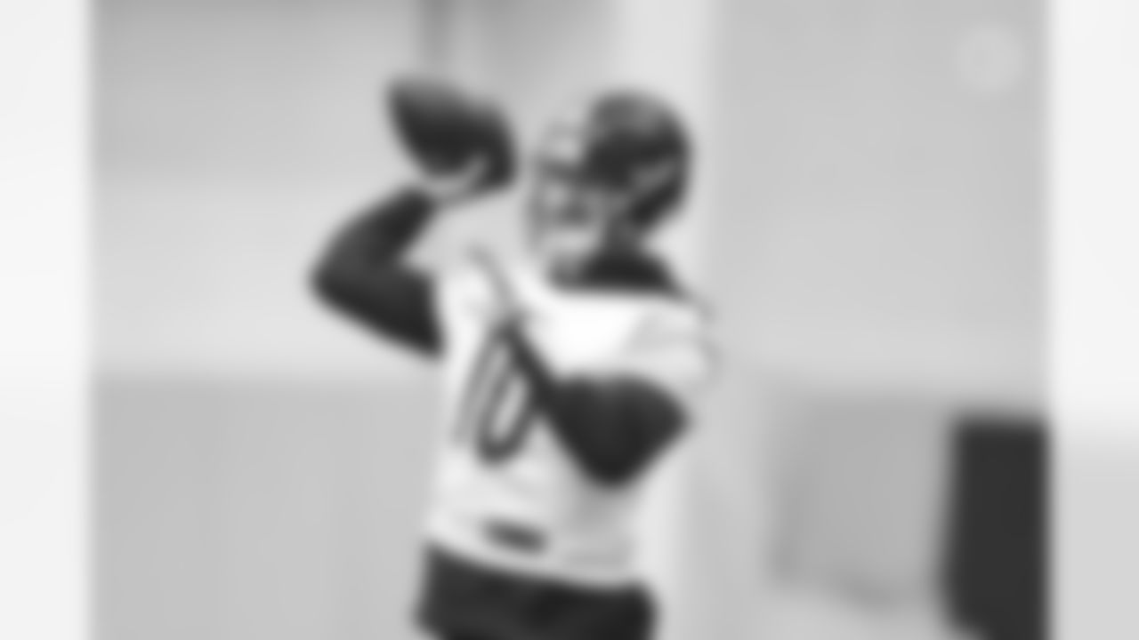 Pittsburgh Steelers quarterback Mitch Trubisky (10) during practice at the UPMC Rooney Sports Complex preparing for a Week 16 matchup against the Cincinnati Bengals, Wednesday, Dec. 20, 2023 in Pittsburgh, PA. (Abigail Dean / Pittsburgh Steelers)