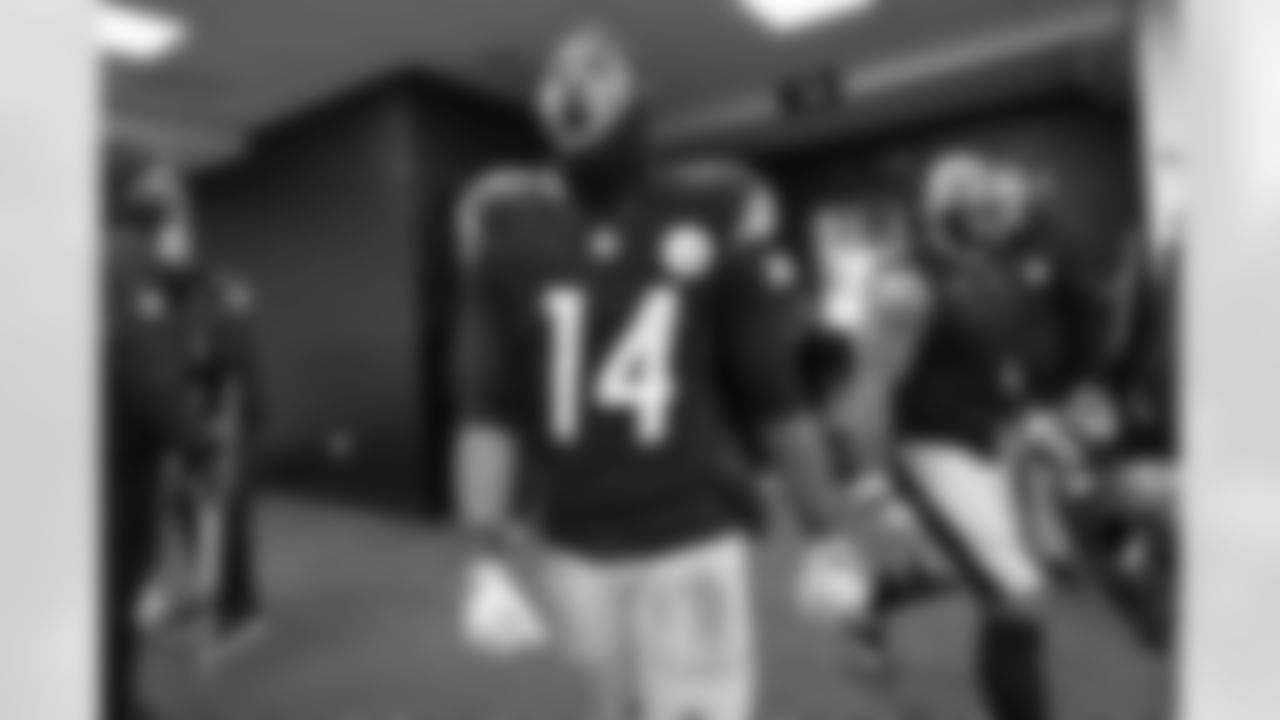 Pittsburgh Steelers running back Kenneth Gainwell (14) during a regular season game between the Pittsburgh Steelers and the Baltimore Ravens, Sunday, Jan. 4, 2026 in Pittsburgh, PA. (Karl Roser / Pittsburgh Steelers)