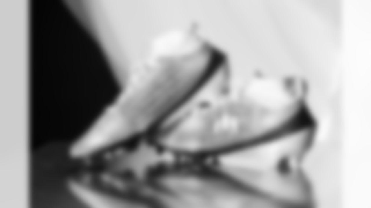 Pittsburgh Steelers quarterback Skylar Thompson (17) will showcase his custom cleats supporting the Sky's the Limit Foundation during Week 13. (Alysa Rubin / Pittsburgh Steelers)