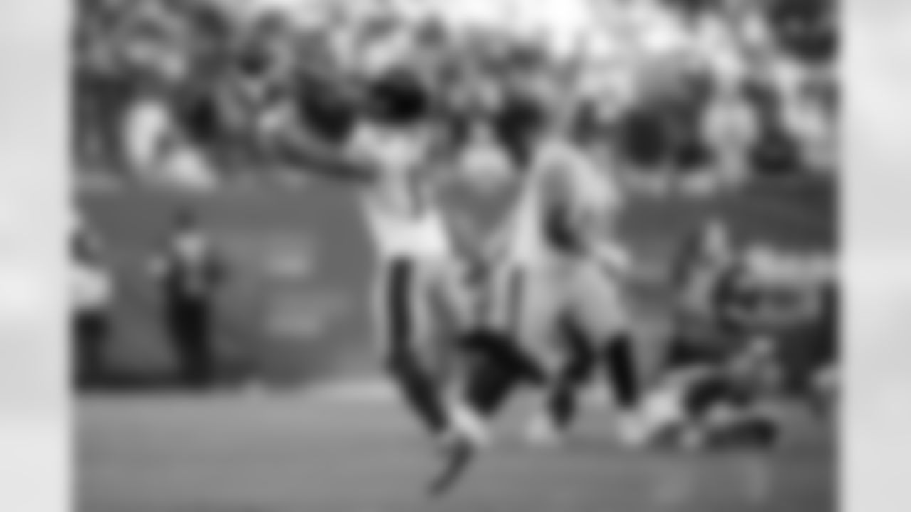 Pittsburgh Steelers wide receiver Calvin Austin III (19) catches a pass during a regular season game between the Pittsburgh Steelers and the Chicago Bears, Sunday, Nov. 23, 2025 in Chicago, IL. The Bears beat the Steelers 31-28. (Karl Roser / Pittsburgh Steelers)