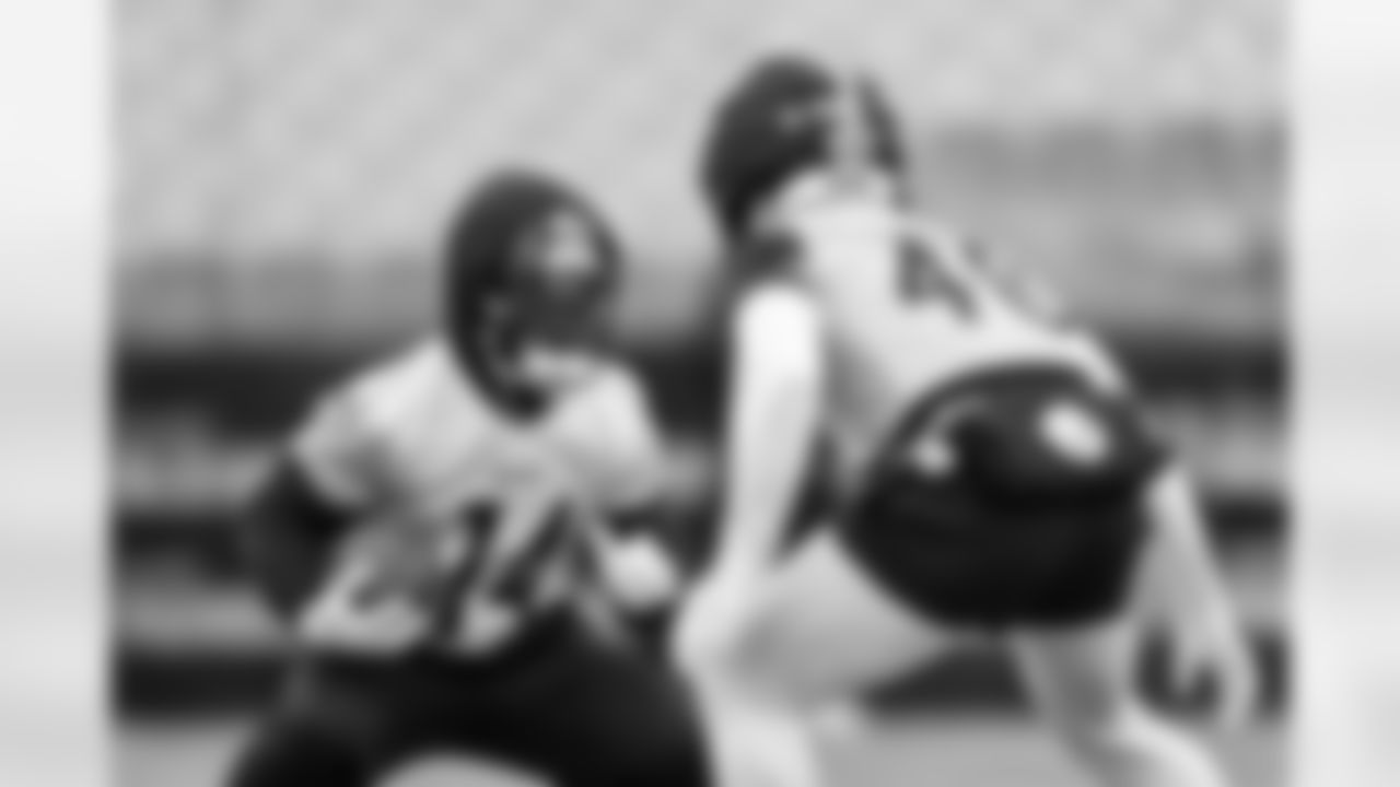 Pittsburgh Steelers running back Kenneth Gainwell (14) during practice at Acrisure Stadium preparing for a Week 18 matchup against the Baltimore Ravens, Friday, Jan. 2, 2026 in Pittsburgh, PA. (Alysa Rubin / Pittsburgh Steelers)