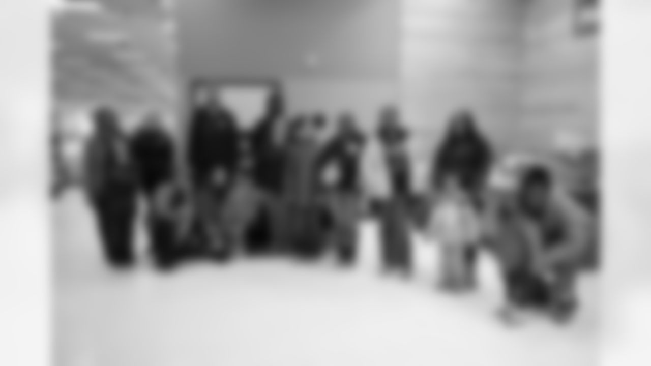 Pittsburgh Steelers tight end Pat Freiermuth (88) takes families on a holiday shopping trip on Tuesday, Dec. 16, 2025 in Homestead, PA. (Alysa Rubin / Pittsburgh Steelers)