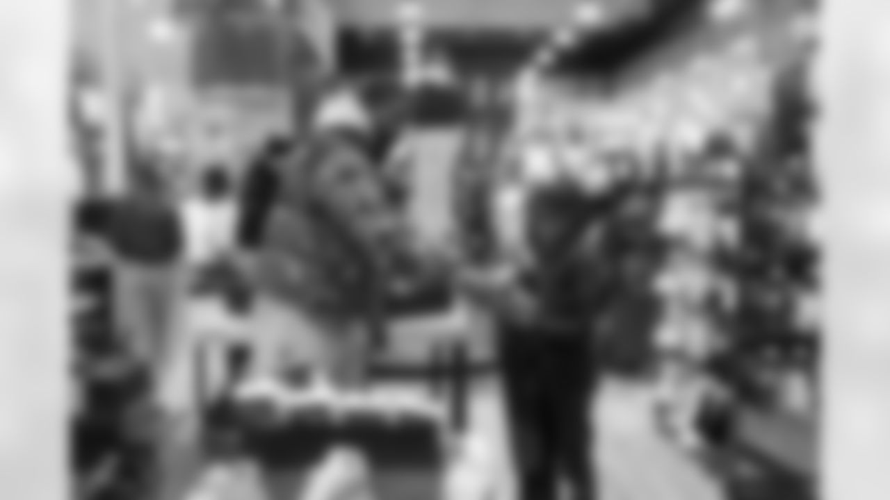 Pittsburgh Steelers tight end Jonnu Smith (81) takes local youth on a holiday shopping spree on Tuesday, Dec. 16, 2025 in Pittsburgh, PA. (Mike Spinos/ Pittsburgh Steelers)