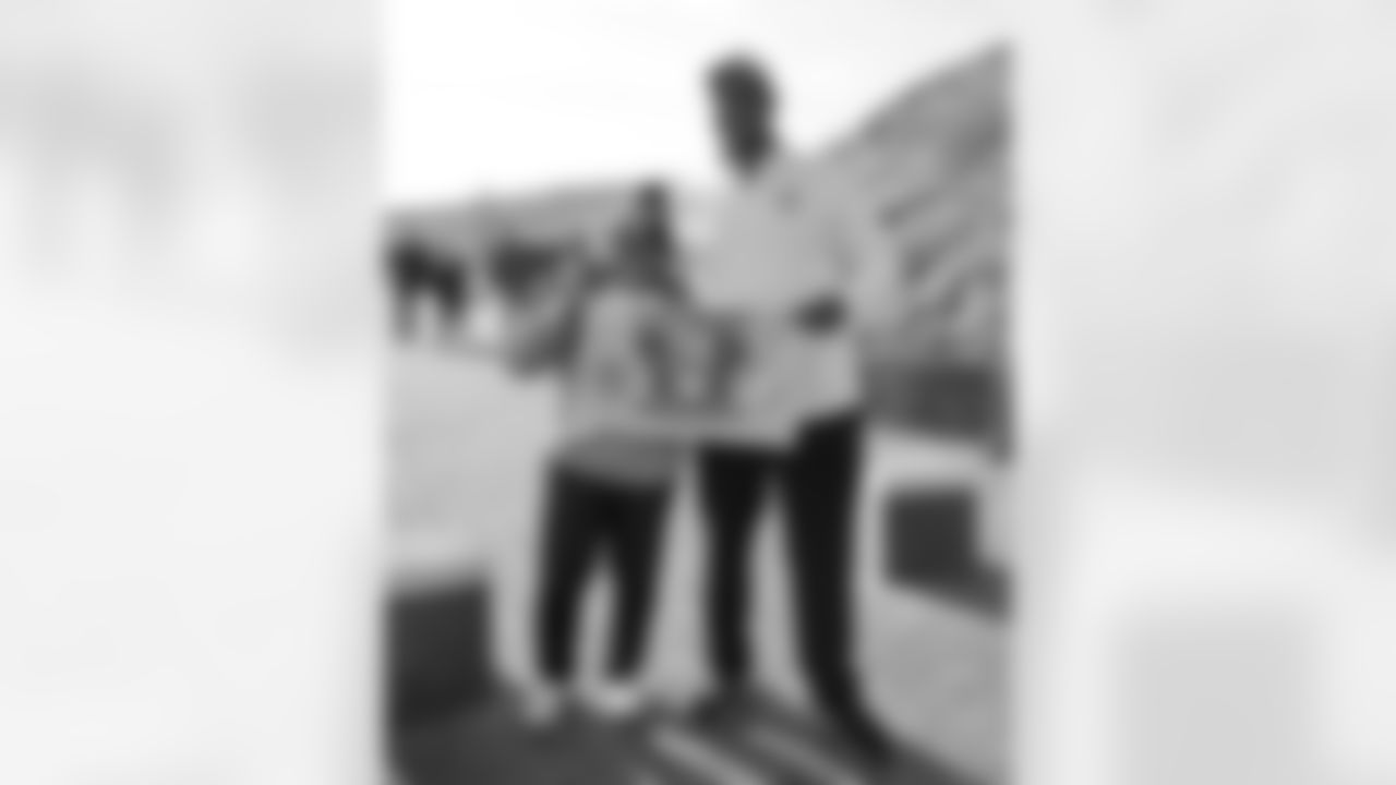 Pittsburgh Steelers legend Max Starks gives out Terrible Towels to locals at the Cliffs of Moher on Tuesday, Sept. 23, 2025 in County Clare, Ireland. (Brendan Moran / Pittsburgh Steelers)