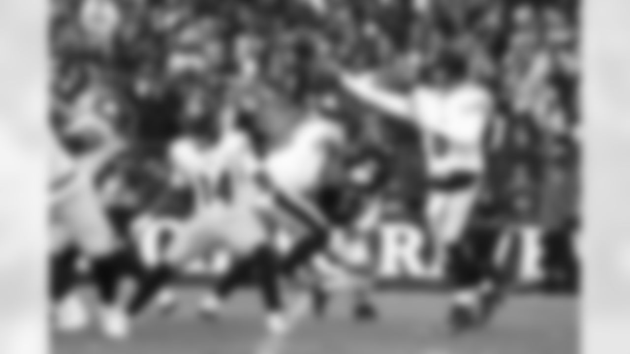 Pittsburgh Steelers running back Kenneth Gainwell (14) and Pittsburgh Steelers quarterback Aaron Rodgers (8) during a regular season game between the Pittsburgh Steelers and the Baltimore Ravens, Sunday, Dec. 7, 2025 in Baltimore, MD. (Jared Wickerham / Pittsburgh Steelers)