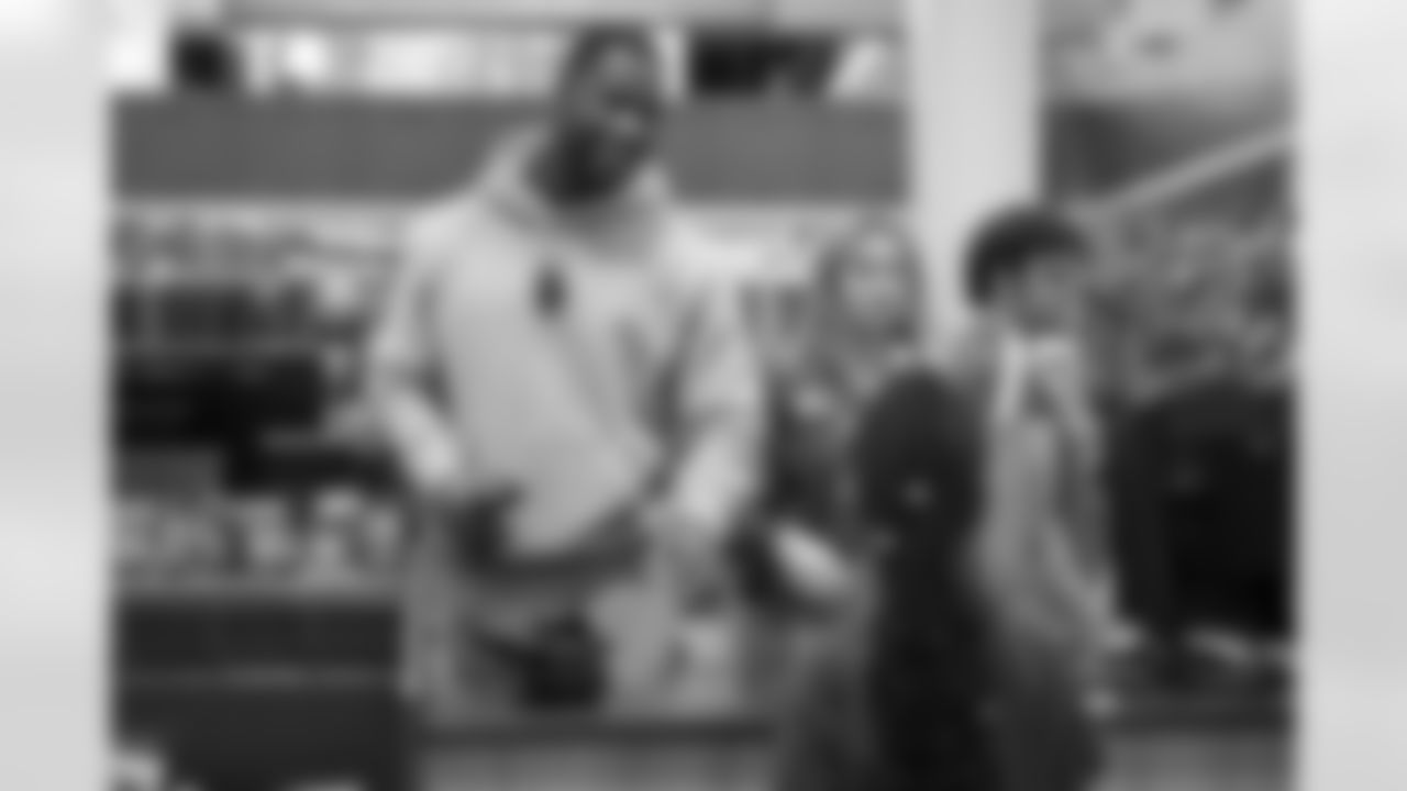 Pittsburgh Steelers tight end Jonnu Smith (81) takes local youth on a holiday shopping spree on Tuesday, Dec. 16, 2025 in Pittsburgh, PA. (Mike Spinos/ Pittsburgh Steelers)