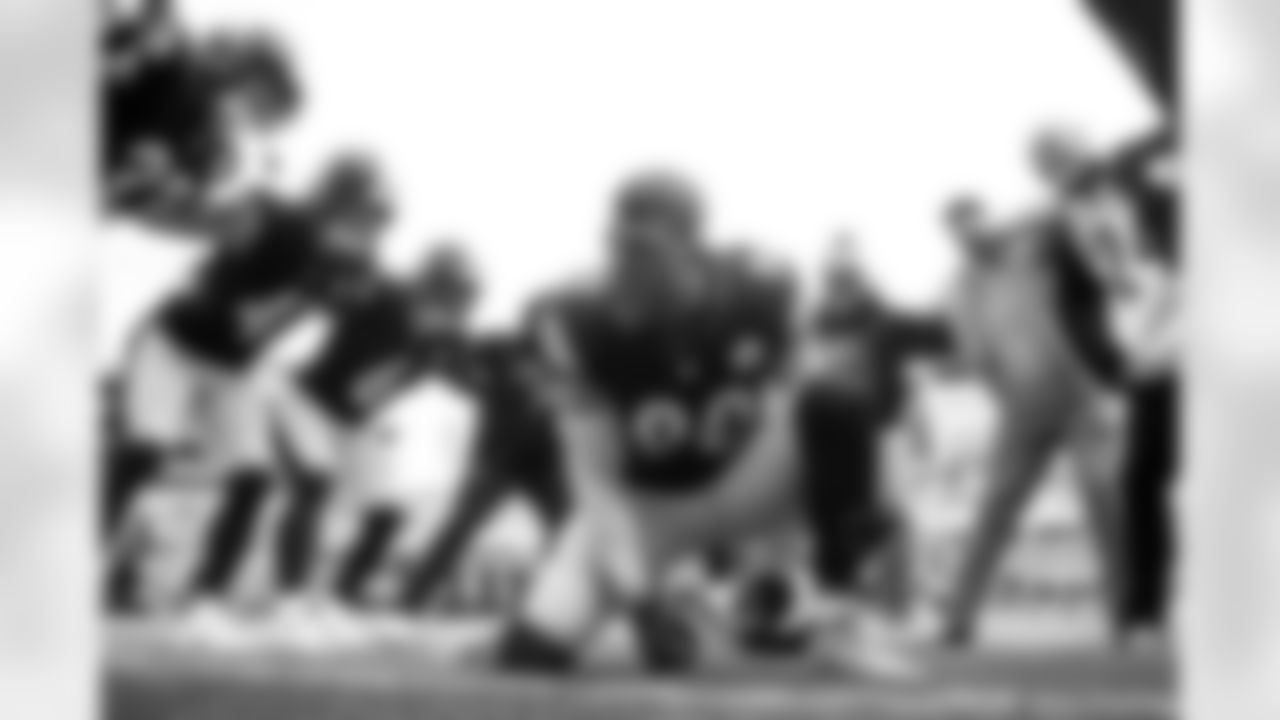 Pittsburgh Steelers linebacker T.J. Watt (90) and the linebackers during a regular season game between the Pittsburgh Steelers and the Indianapolis Colts, Sunday, Nov. 2, 2025 in Pittsburgh, PA. The Steelers defeated the Colts 27-20. (Karl Roser / Pittsburgh Steelers)