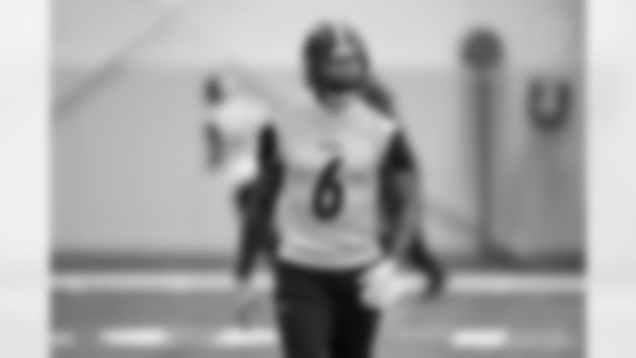 Pittsburgh Steelers linebacker Patrick Queen (6) during practice at the UPMC Rooney Sports Complex preparing for a Week 14 matchup against the Baltimore Ravens, Friday, Dec. 5, 2025 in Pittsburgh, PA. (Karl Roser / Pittsburgh Steelers)