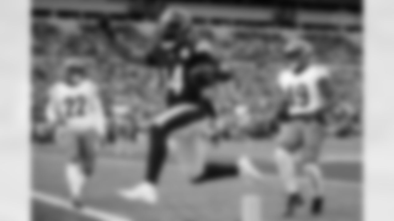 Pittsburgh Steelers running back Kenneth Gainwell (14) runs for a touchdown during a regular season game against the Cincinnati Bengals, Sunday, Nov. 16, 2025 in Pittsburgh, PA. The Steelers defeated the Bengals 34-12. (Harrison Barden / Pittsburgh Steelers)