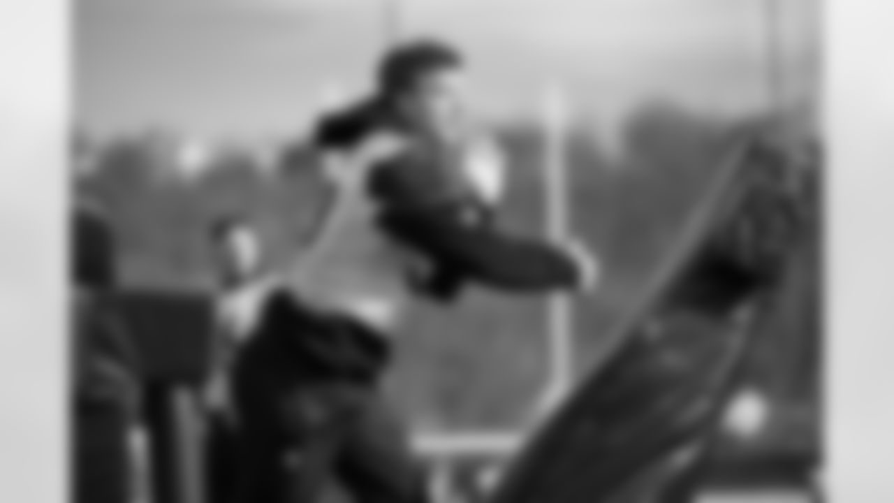 Pittsburgh Steelers linebacker Jack Sawyer (33) during practice at the UPMC Rooney Sports Complex preparing for a Wild Card matchup against the Houston Texans, Thursday, Jan. 8, 2026 in Pittsburgh, PA. (Alysa Rubin / Pittsburgh Steelers)