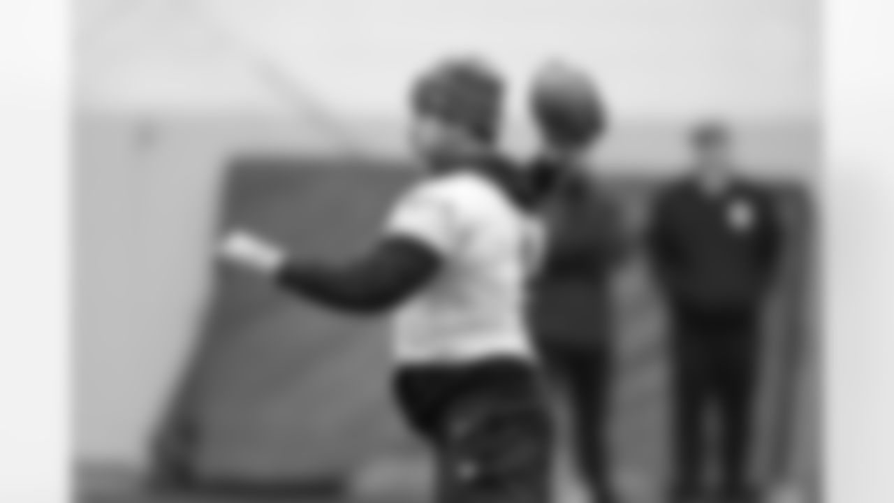 Pittsburgh Steelers quarterback Aaron Rodgers (8) during practice at the UPMC Rooney Sports Complex preparing for a Week 16 matchup against the Detroit Lions, Wednesday, Dec. 31, 2025 in Pittsburgh, PA. (Karl Roser / Pittsburgh Steelers)