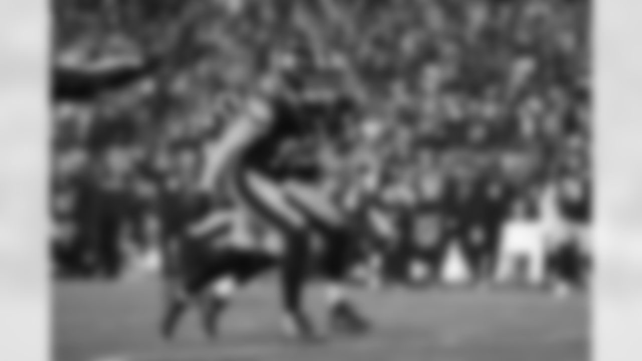 Pittsburgh Steelers linebacker T.J. Watt (90) and Pittsburgh Steelers linebacker Alex Highsmith (56) during a regular season game between the Pittsburgh Steelers and the Baltimore Ravens, Sunday, Jan. 4, 2026 in Pittsburgh, PA. The Steelers defeated the Ravens 26-24. (Karl Roser / Pittsburgh Steelers)