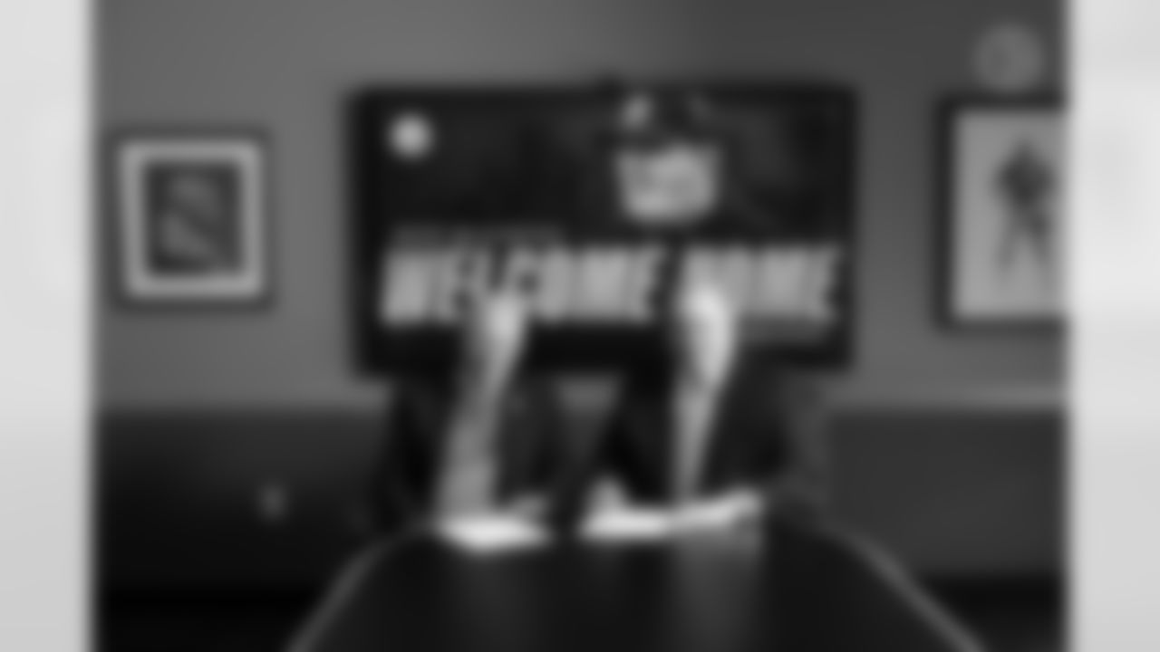 Pittsburgh Steelers head coach Mike McCarthy signs his contract at the UPMC Rooney Sports Complex, Tuesday, Jan. 27, 2026 in Pittsburgh, PA. (Karl Roser / Pittsburgh Steelers)