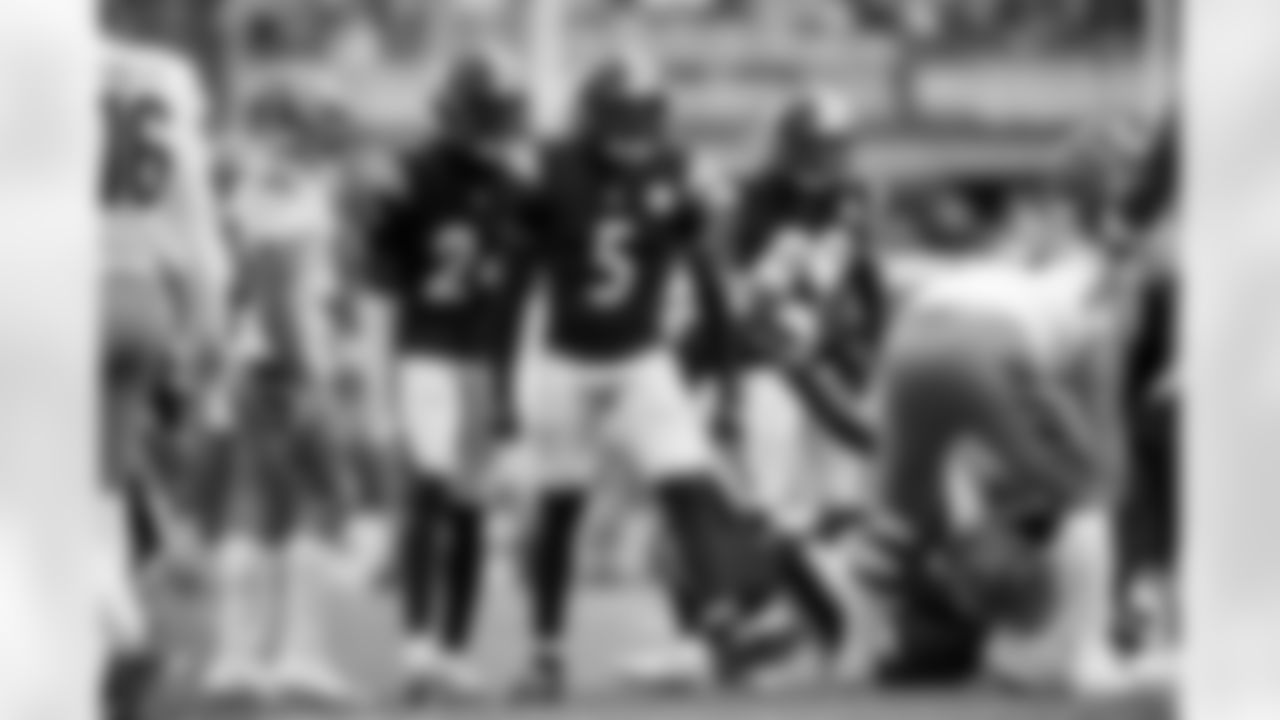 Pittsburgh Steelers cornerback Jalen Ramsey (5) and Pittsburgh Steelers cornerback Joey Porter Jr. (24) during a regular season game between the Pittsburgh Steelers and the Cincinnati Bengals, Sunday, Nov. 16, 2025 in Pittsburgh, PA. The Steelers defeated the Bengals 34-12. (Karl Roser / Pittsburgh Steelers)