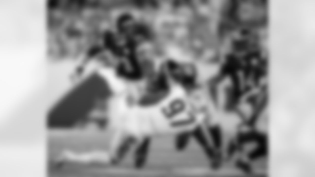 Pittsburgh Steelers offensive lineman Isaac Seumalo (73) and tight end Pat Freiermuth (88) make a block during a regular season game between the Pittsburgh Steelers and the Cincinnati Bengals, Thursday, Oct. 16, 2025 in Cincinnati, OH. The Bengals beat the Steelers 33-31. (Karl Roser / Pittsburgh Steelers)