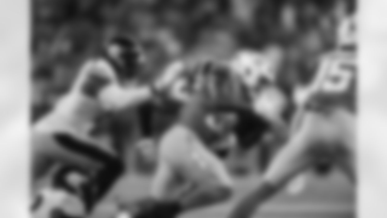 Pittsburgh Steelers linebacker Patrick Queen (6) Pittsburgh Steelers safety Kyle Dugger (29) during a regular season game between the Pittsburgh Steelers and the Los Angeles Chargers, Sunday, Nov. 9, 2025 in Inglewood, CA. (Alysa Rubin / Pittsburgh Steelers)