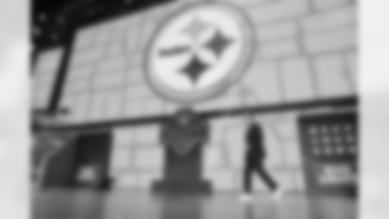 Commissioner Roger Goodell walks on stage during the 2025 NFL Draft on Thursday, April 24, 2025 in Green Bay, Wisconsin. (Perry Knotts/NFL)