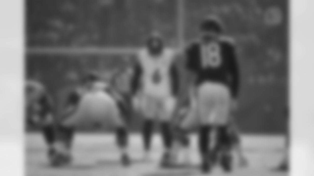 Pittsburgh Steelers linebacker Patrick Queen (6) during a regular season game between the Pittsburgh Steelers and the Chicago Bears, Sunday, Nov. 23, 2025 in Chicago, IL. (Alysa Rubin / Pittsburgh Steelers)