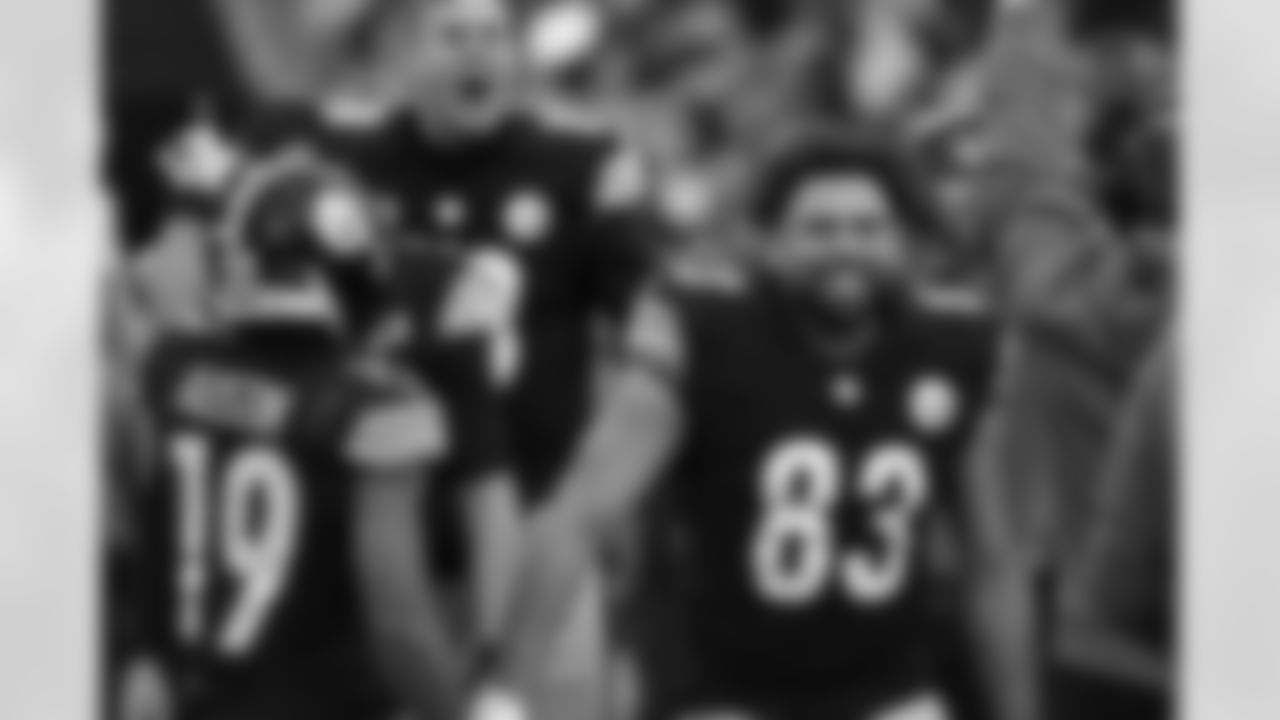 Pittsburgh Steelers wide receiver Calvin Austin III (19) and Pittsburgh Steelers tight end/fullback Connor Heyward (83) during a regular season game between the Pittsburgh Steelers and the Cincinnati Bengals, Sunday, Nov. 16, 2025 in Pittsburgh, PA. (Taylor Ollason / Pittsburgh Steelers)