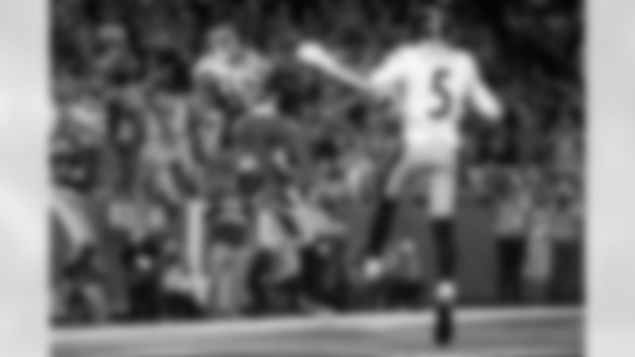 Pittsburgh Steelers defensive back Chuck Clark (21) defends a pass during a regular season game against the Detroit Lions, Sunday, Dec. 21, 2025 in Detroit, MI. The Steelers defeated the Lions 29-24. (Alysa Rubin / Pittsburgh Steelers)