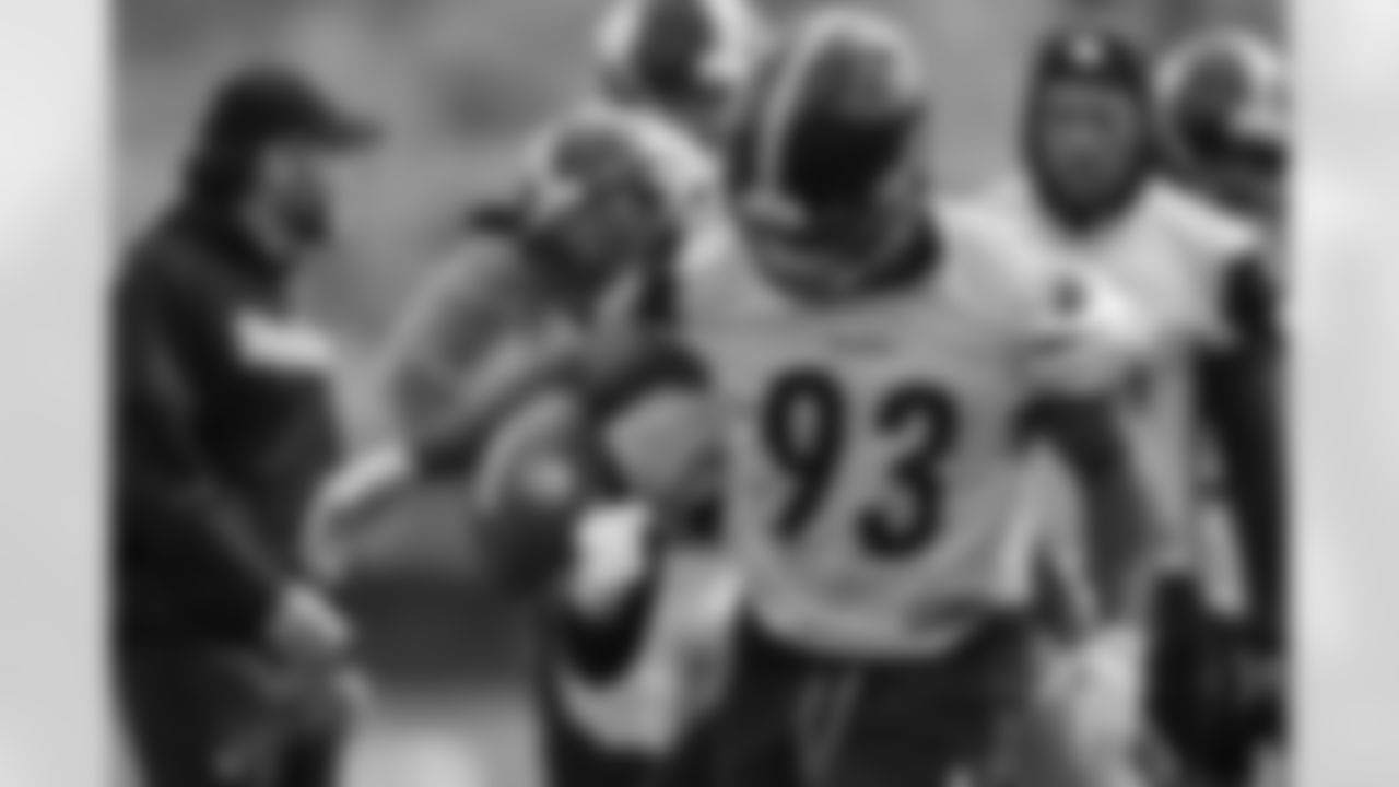 Pittsburgh Steelers linebacker Cole Holcomb (55) and Pittsburgh Steelers linebacker Mark Robinson (93) participate in the Organized Team Activities (OTAs), Thursday May 29, 2025 at the UPMC Rooney Sports Complex. (Alysa Rubin / Pittsburgh Steelers)