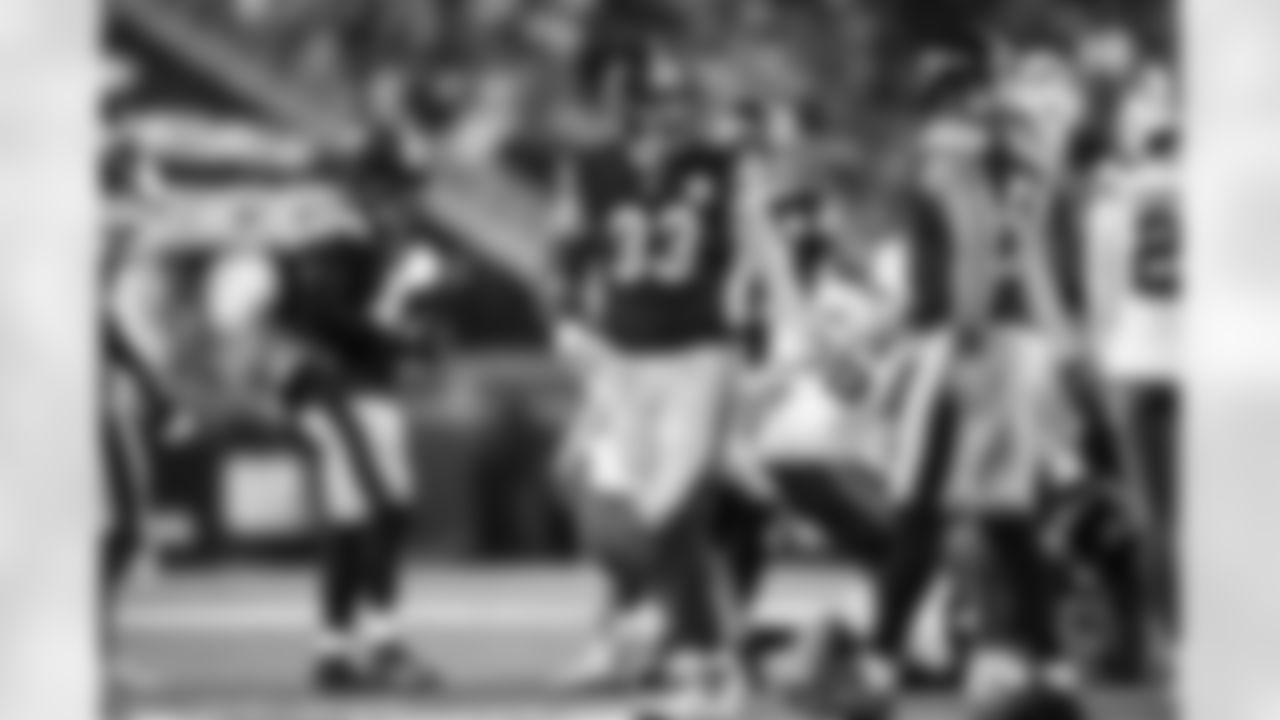 Pittsburgh Steelers linebacker Jack Sawyer (33) during a regular season game between the Pittsburgh Steelers and the Buffalo Bills, Sunday, Nov. 30, 2025 in Pittsburgh, PA.  (Alysa Rubin / Pittsburgh Steelers)