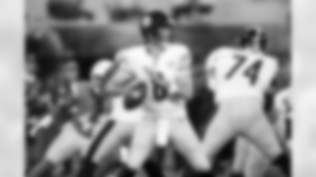 Pittsburgh Steelers quarterback Aaron Rodgers (8) during a regular season game between the Pittsburgh Steelers and the Los Angeles Chargers, Sunday, Nov. 9, 2025 in Inglewood, CA. The Chargers beat the Steelers 25-10. (Karl Roser / Pittsburgh Steelers)