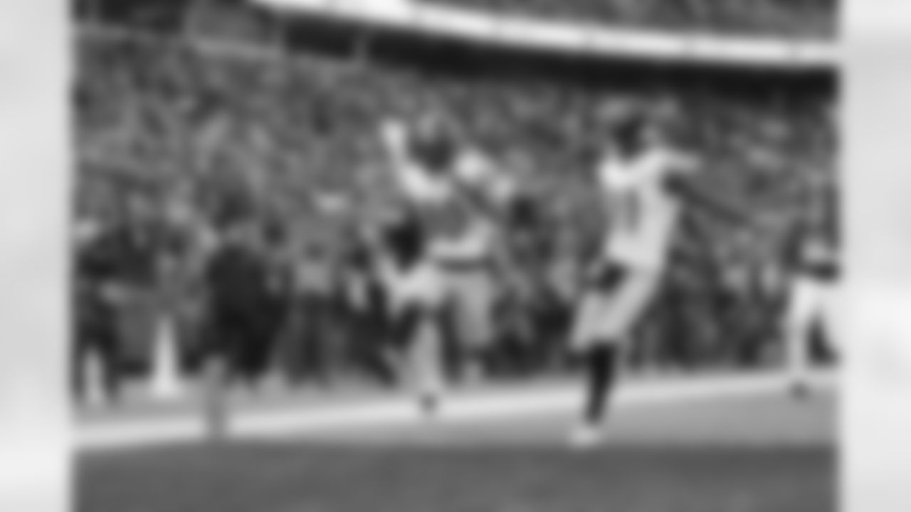 Pittsburgh Steelers running back Jaylen Warren (30) and Pittsburgh Steelers wide receiver Marquez Valdes-Scantling (11) during a regular season game between the Pittsburgh Steelers and the Baltimore Ravens, Sunday, Dec. 7, 2025 in Baltimore, MD. (Alysa Rubin / Pittsburgh Steelers)