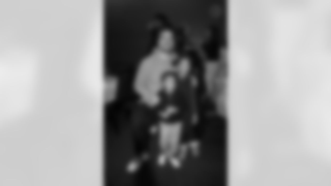 Pittsburgh Steelers tight end Pat Freiermuth (88) held a Thanksgiving dinner for local youth at Hosanna House on Tuesday, Nov. 25, 2025 in Pittsburgh, PA. (Taylor Ollason / Pittsburgh Steelers)