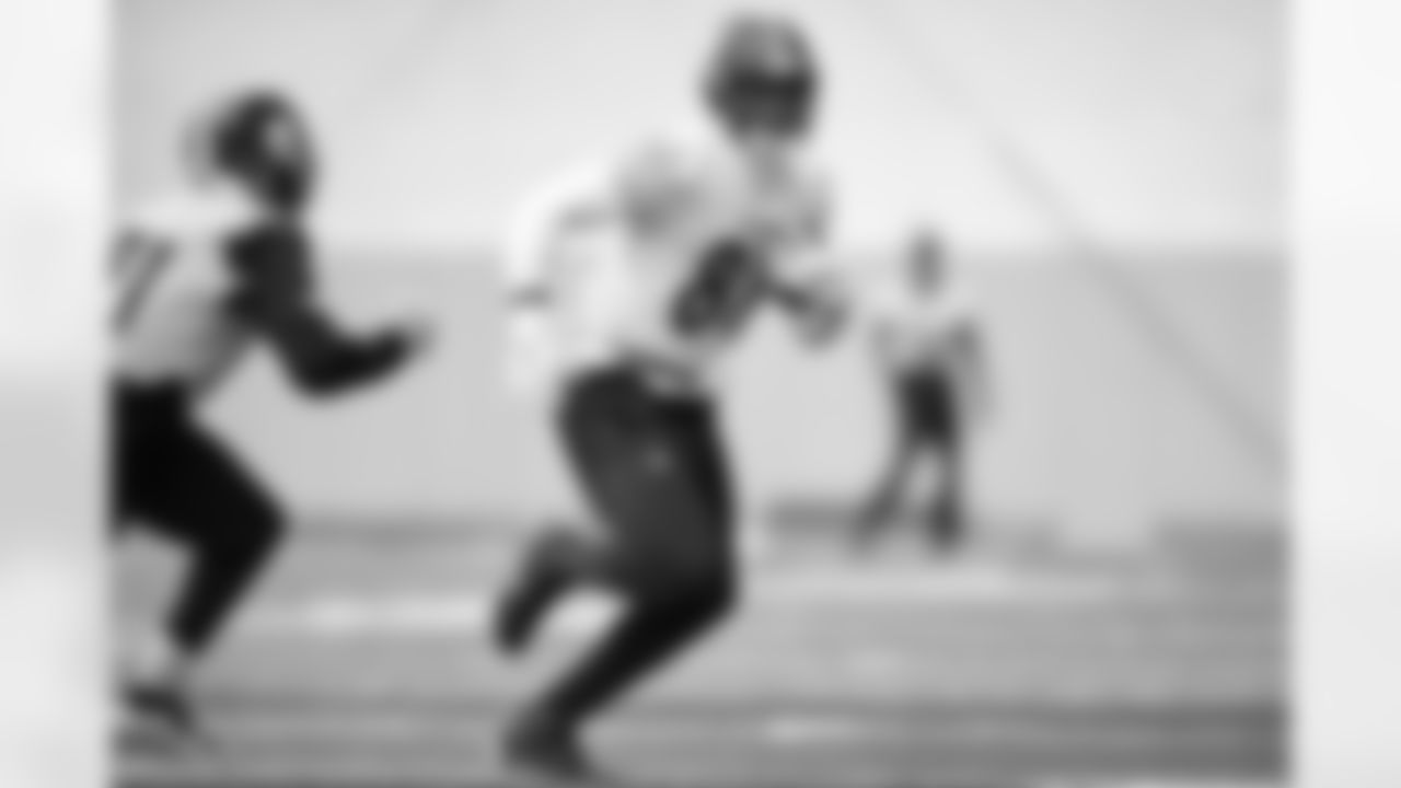 Pittsburgh Steelers tight end Jonnu Smith (81) during practice at the UPMC Rooney Sports Complex preparing for a Week 14 matchup against the Baltimore Ravens, Friday, Dec. 5, 2025 in Pittsburgh, PA. (Karl Roser / Pittsburgh Steelers)