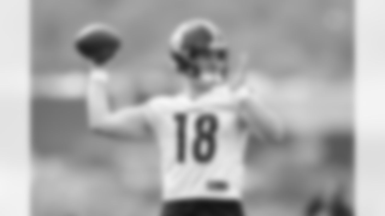 Pittsburgh Steelers quarterback Will Howard (18) participates in the Organized Team Activities (OTAs), Tuesday May 27, 2025 at the UPMC Rooney Sports Complex. (Alysa Rubin / Pittsburgh Steelers)