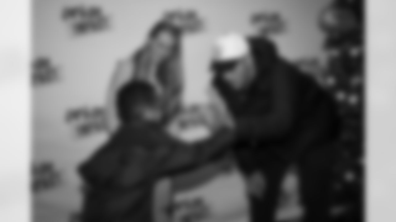 Pittsburgh Steelers linebacker Alex Highsmith (56) delivered coats to Urban Impact youth on Friday, Dec. 19, 2025 in Pittsburgh, PA. (Alysa Rubin / Pittsburgh Steelers)