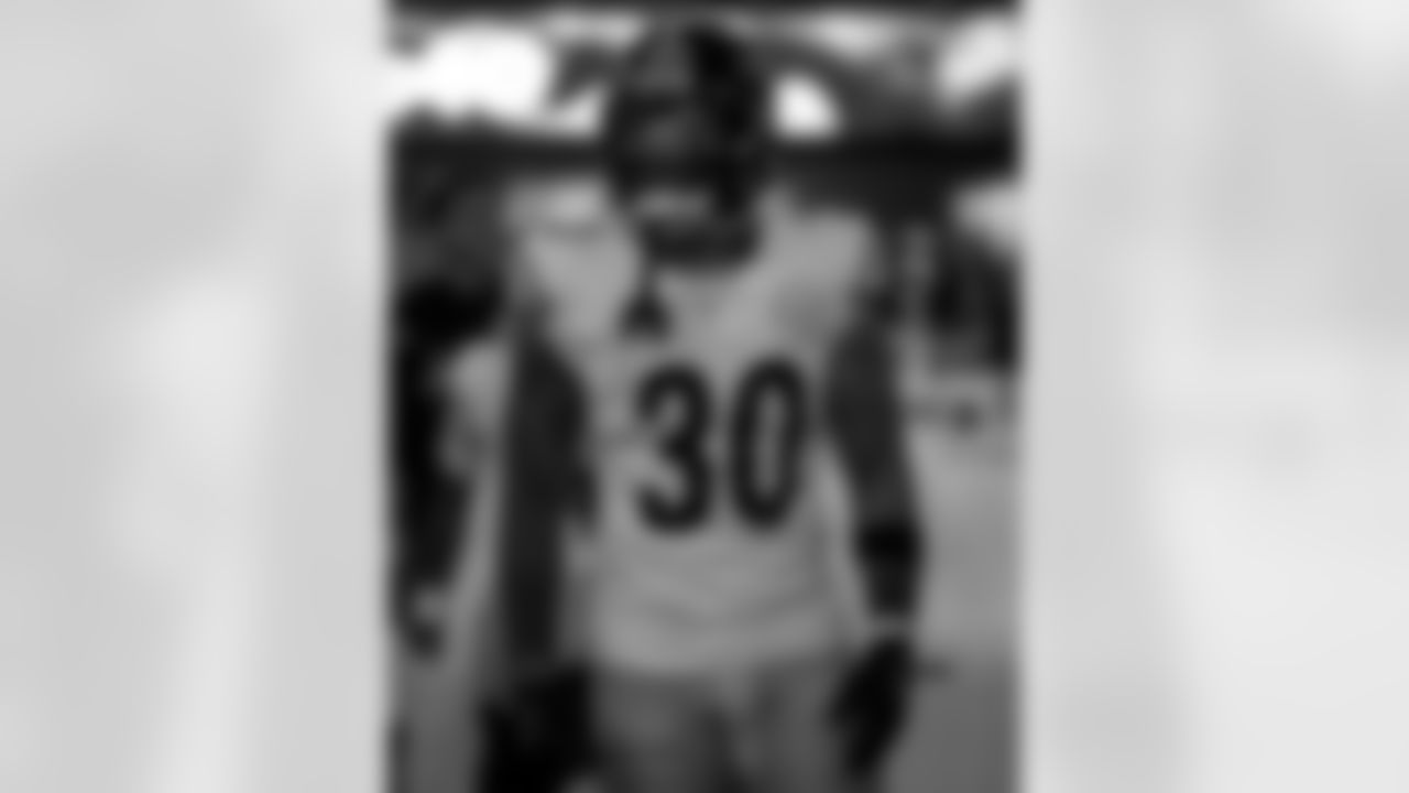 Pittsburgh Steelers running back Jaylen Warren (30) prior to a regular season game against the Los Angeles Chargers, Sunday, Nov. 9, 2025 in Inglewood, CA. The Chargers beat the Steelers 25-10. (Alysa Rubin / Pittsburgh Steelers)