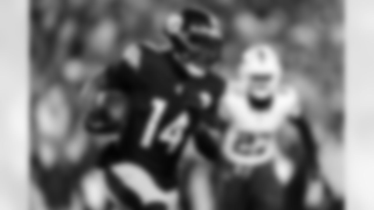 Pittsburgh Steelers running back Kenneth Gainwell (14) during a regular season game between the Pittsburgh Steelers and the Buffalo Bills, Sunday, Nov. 30, 2025 in Pittsburgh, PA.  (Karl Roser / Pittsburgh Steelers)