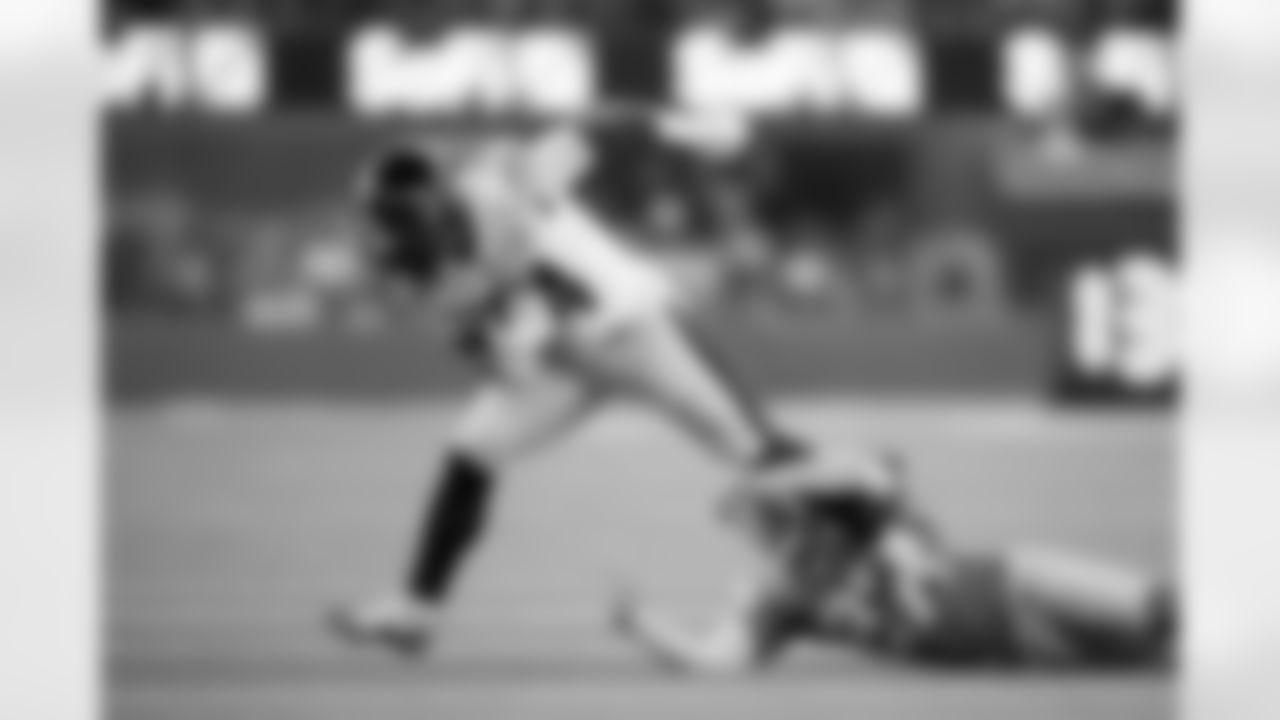 Pittsburgh Steelers running back Kenneth Gainwell (14) during a regular season game between the Pittsburgh Steelers and the Los Angeles Chargers, Sunday, Nov. 9, 2025 in Inglewood, CA. The Chargers beat the Steelers 25-10. (Karl Roser / Pittsburgh Steelers)