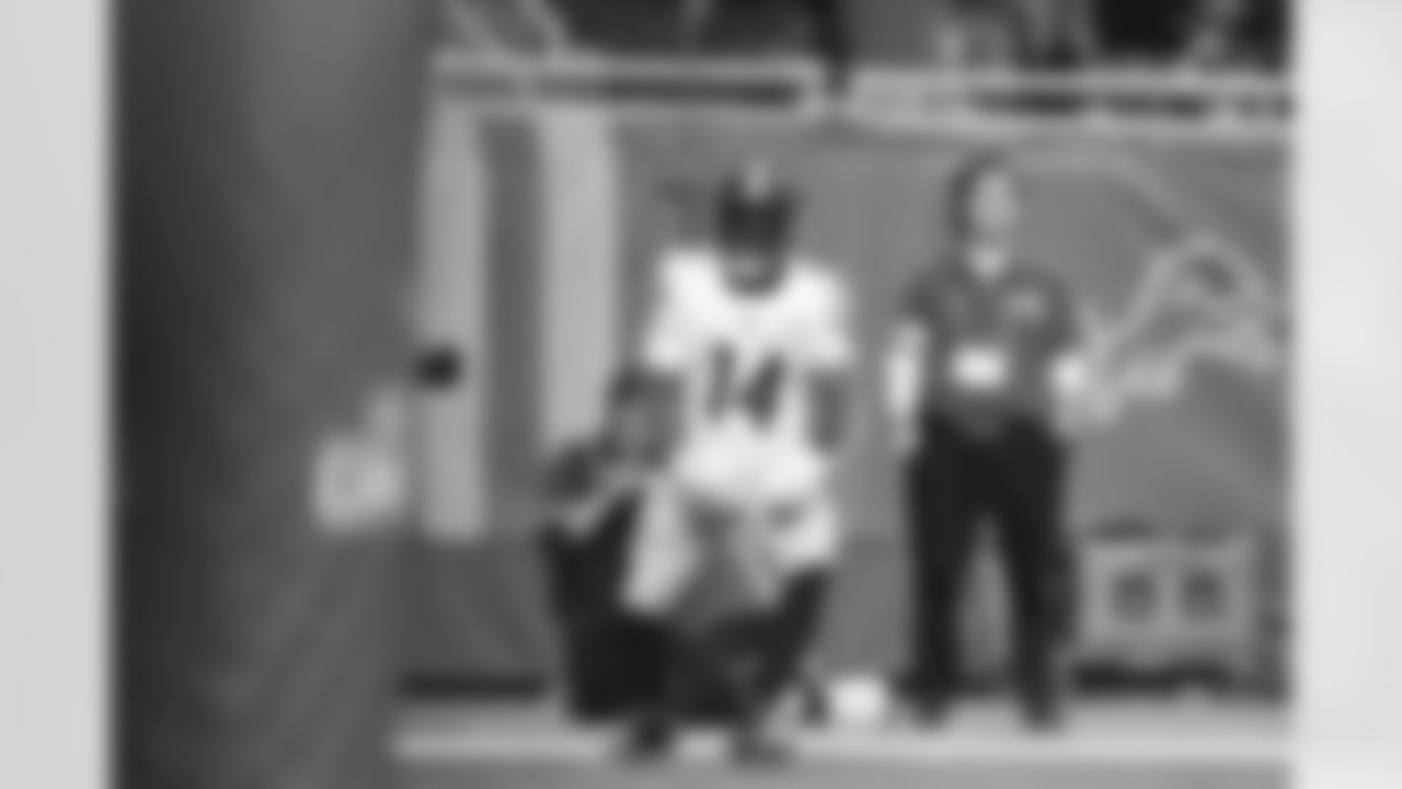 Pittsburgh Steelers running back Kenneth Gainwell (14) during a regular season game between the Pittsburgh Steelers and the Detroit Lions, Sunday, Dec. 21, 2025 in Detroit, MI. (Karl Roser / Pittsburgh Steelers)