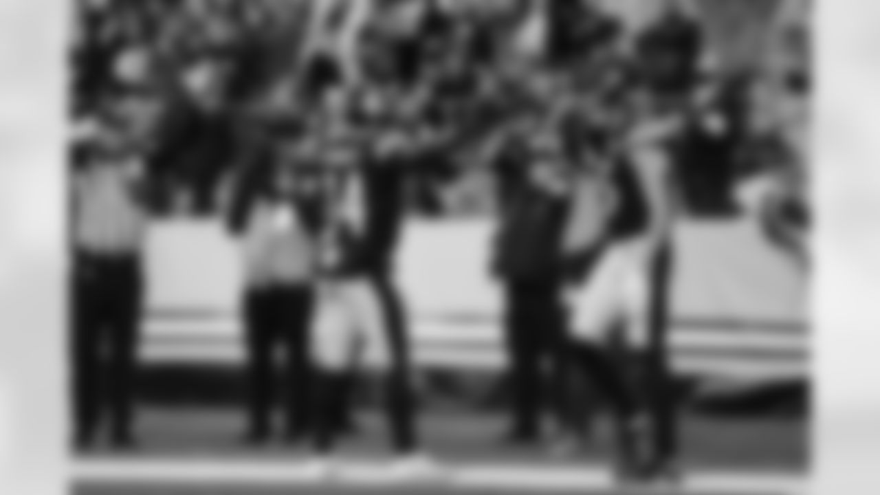 Pittsburgh Steelers running back Kenneth Gainwell (14) and Pittsburgh Steelers wide receiver Ben Skowronek (15) during a regular season game between the Pittsburgh Steelers and the Cincinnati Bengals, Sunday, Nov. 16, 2025 in Pittsburgh, PA. (Harrison Barden / Pittsburgh Steelers)