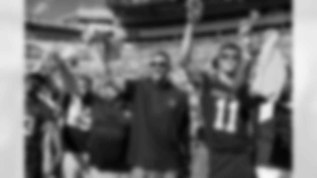 Charlie Batch led the Terrible Towel Twirl for the Steelers game against the Detroit Lions in 2022