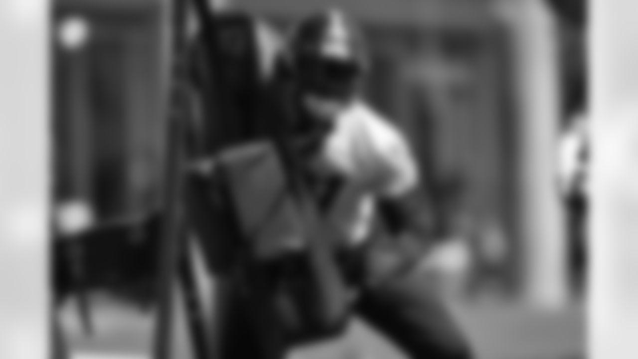 Pittsburgh Steelers offensive tackle Broderick Jones (77) during practice at the UPMC Rooney Sports Complex preparing for a Week 3 matchup against the New England Patriots, Thursday, Sept. 18, 2025 in Pittsburgh, PA. (Alysa Rubin / Pittsburgh Steelers)