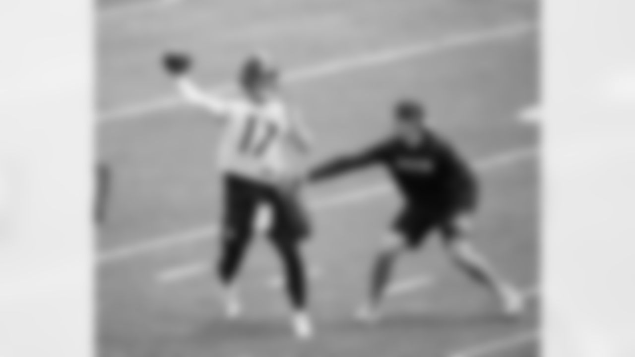 Pittsburgh Steelers quarterback Skylar Thompson (17) and Pittsburgh Steelers offensive assistant Matt Baker practice at the UPMC Rooney Sports Complex during the 2025 minicamp, Tuesday June 10, 2025. (Karl Roser / Pittsburgh Steelers)