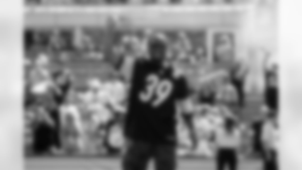 Willie Parker led the Terrible Towel Twirl for the Steelers game against the Seattle Seahawks in 2025