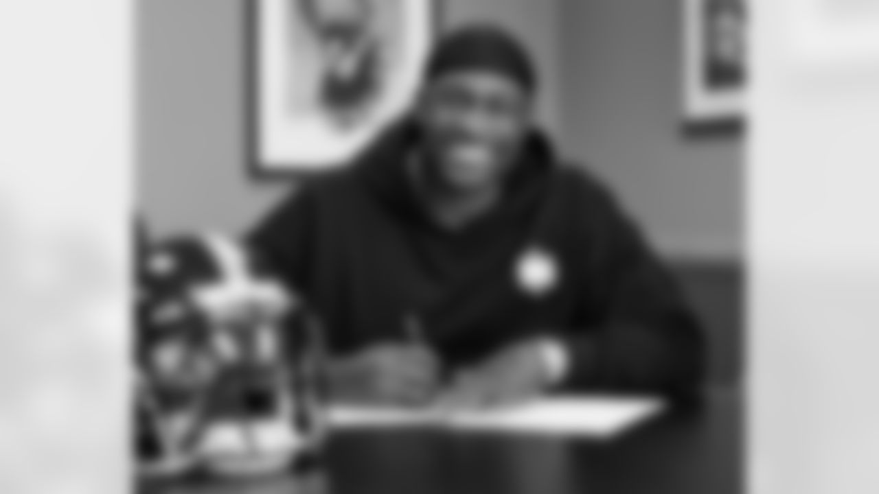 Pittsburgh Steelers wide receiver DK Metcalf signs a contract with the Pittsburgh Steelers at the UPMC Rooney Sports Complex, Thursday, March 13, 2025 in Pittsburgh, PA. (Alysa Rubin / Pittsburgh Steelers)