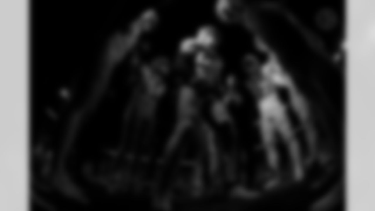 Pittsburgh Steelers linebacker T.J. Watt (90) and the linebackers prior to a regular season game against the Green Bay Packers, Sunday, Oct. 26, 2025 in Pittsburgh, PA. The Packers beat the Steelers 35-25. (Alysa Rubin / Pittsburgh Steelers)