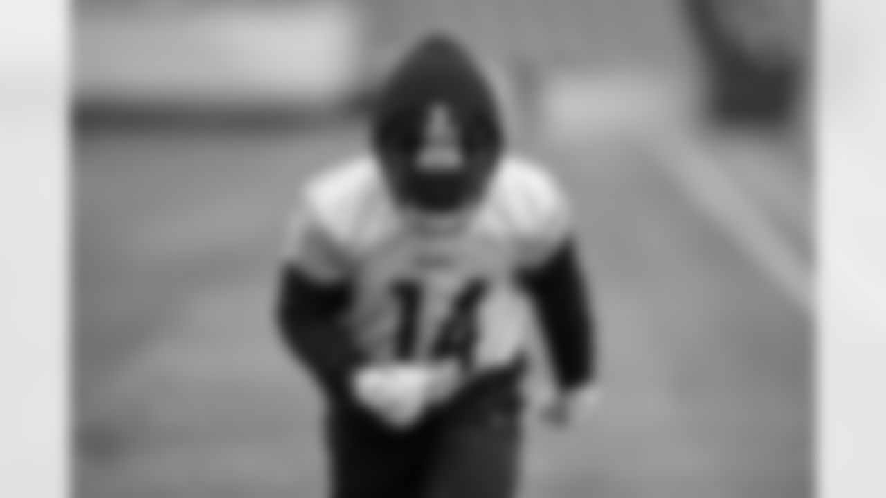 Pittsburgh Steelers running back Kenneth Gainwell (14) during practice at Acrisure Stadium preparing for a Week 18 matchup against the Baltimore Ravens, Friday, Jan. 2, 2026 in Pittsburgh, PA. (Karl Roser / Pittsburgh Steelers)