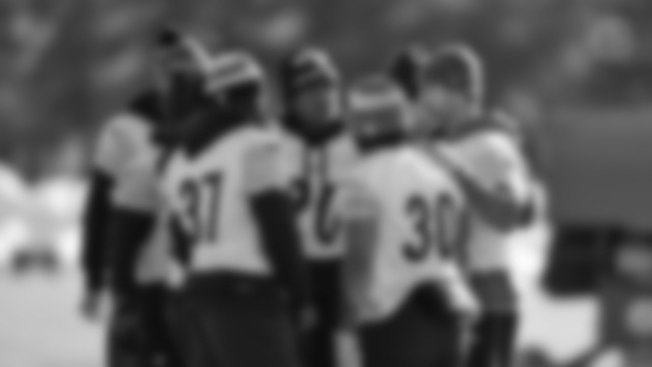 Pittsburgh Steelers quarterback Aaron Rodgers (8) and the running backs during practice at the UPMC Rooney Sports Complex preparing for a Week 16 matchup against the Detroit Lions, Wednesday, Dec. 17, 2025 in Pittsburgh, PA. (Karl Roser / Pittsburgh Steelers)